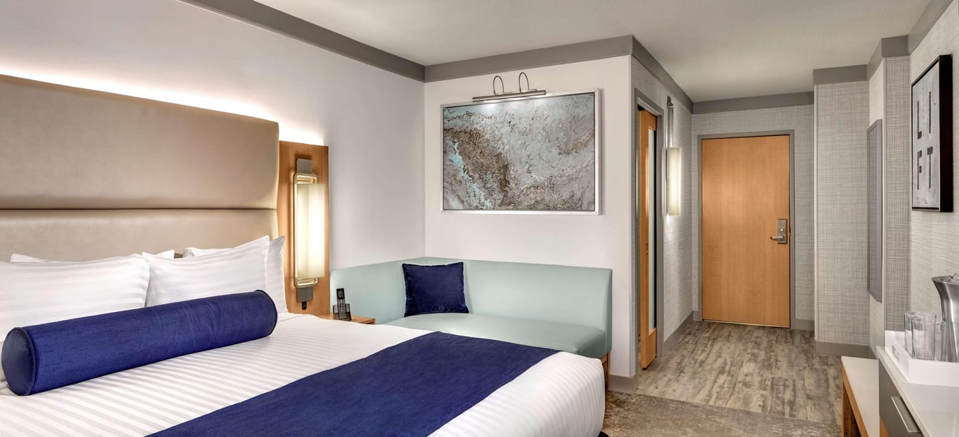 The-Strat-Hotel--Casino---Tower-Room-40