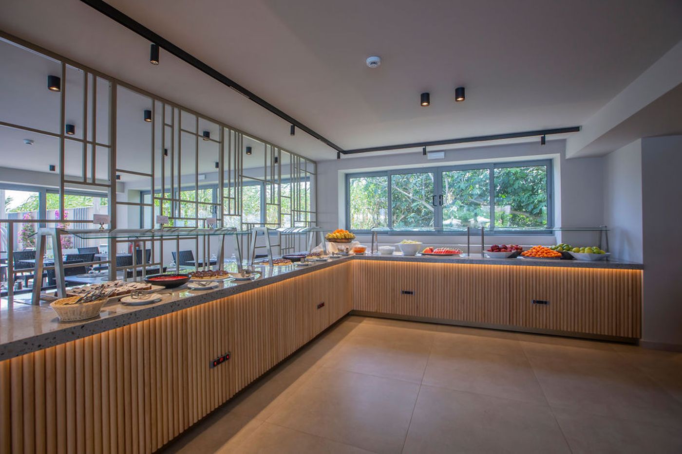 Golden-Coast-Hotel-and-Bungalows-Restaurant-36