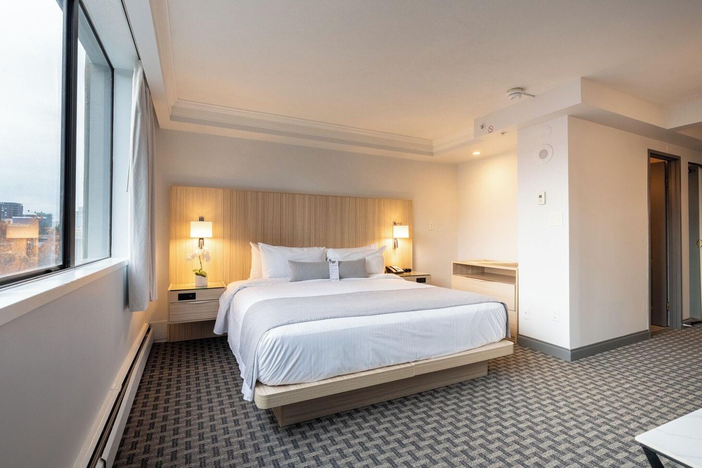 Century-Plaza-Hotel---Spa-Vancouver-Room-51