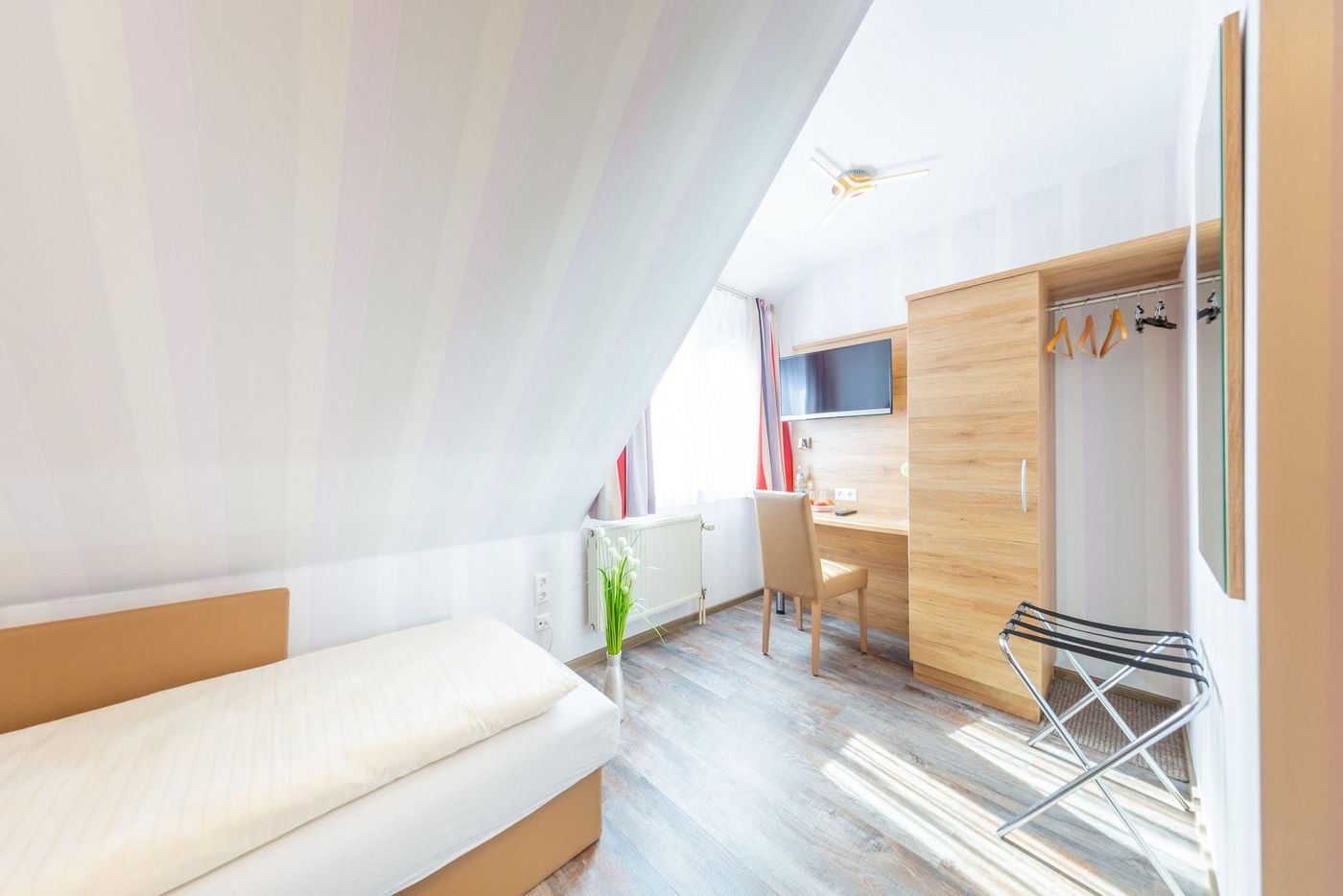 Hotel Reinhardtshof Garni-Germany-WOLFSCHLUGEN-Room-7