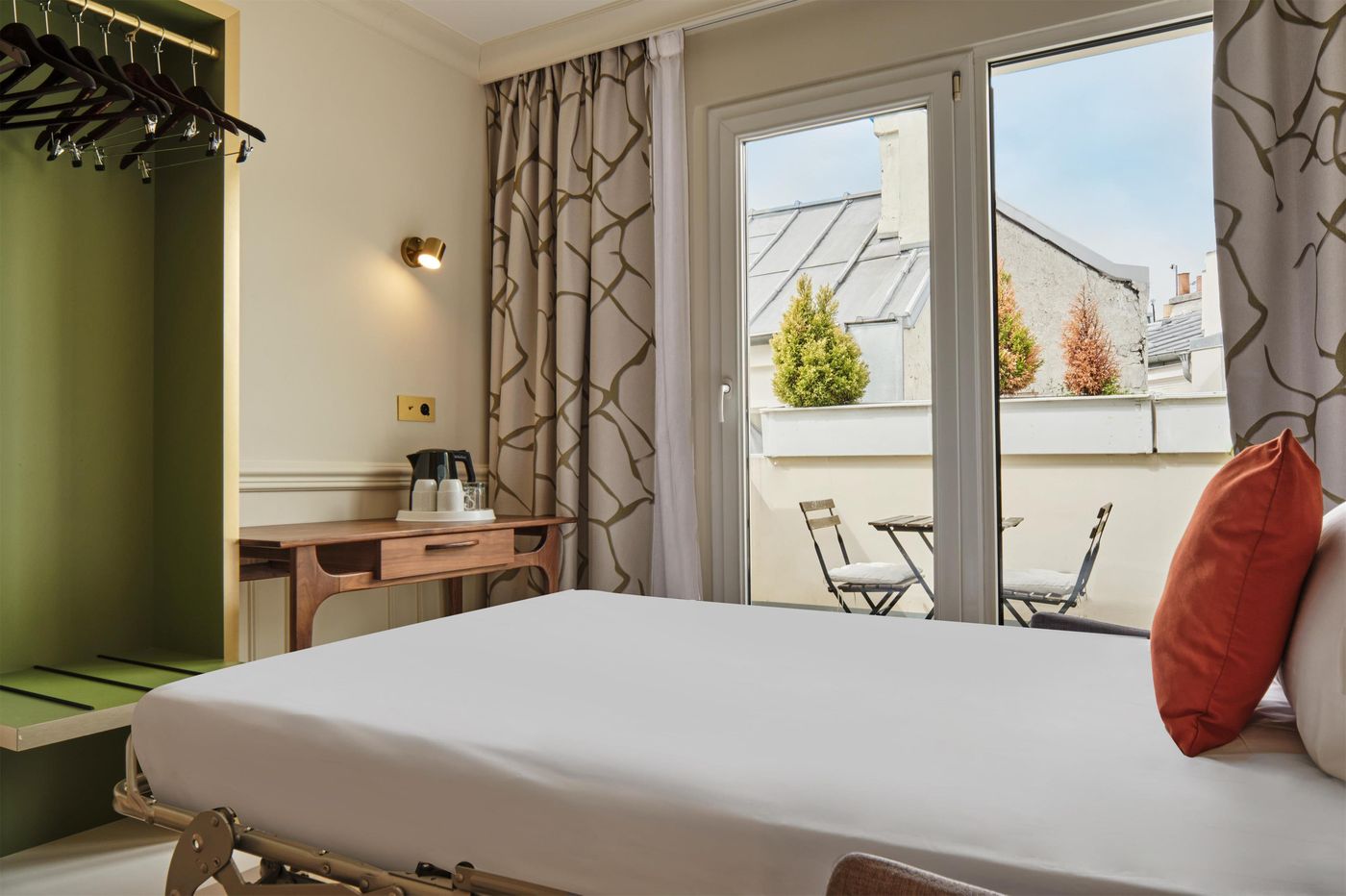 Moulin-Plaza-Room-37