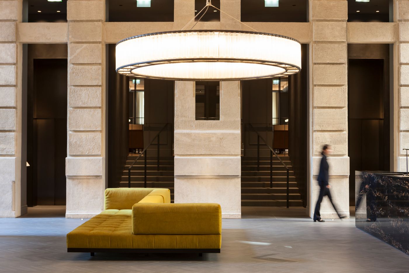 Kozmo-Hotel-Suites---Spa-Lobby-18