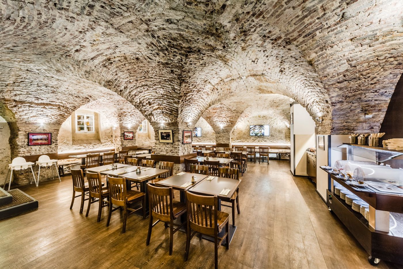 Archibald-at-the-Charles-Bridge-General-view-41