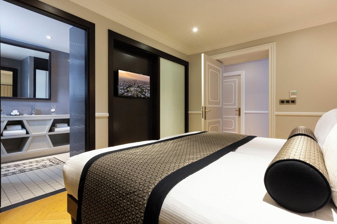 La-Clef-Tour-Eiffel-Paris-by-The-Crest-Collection-Room-14