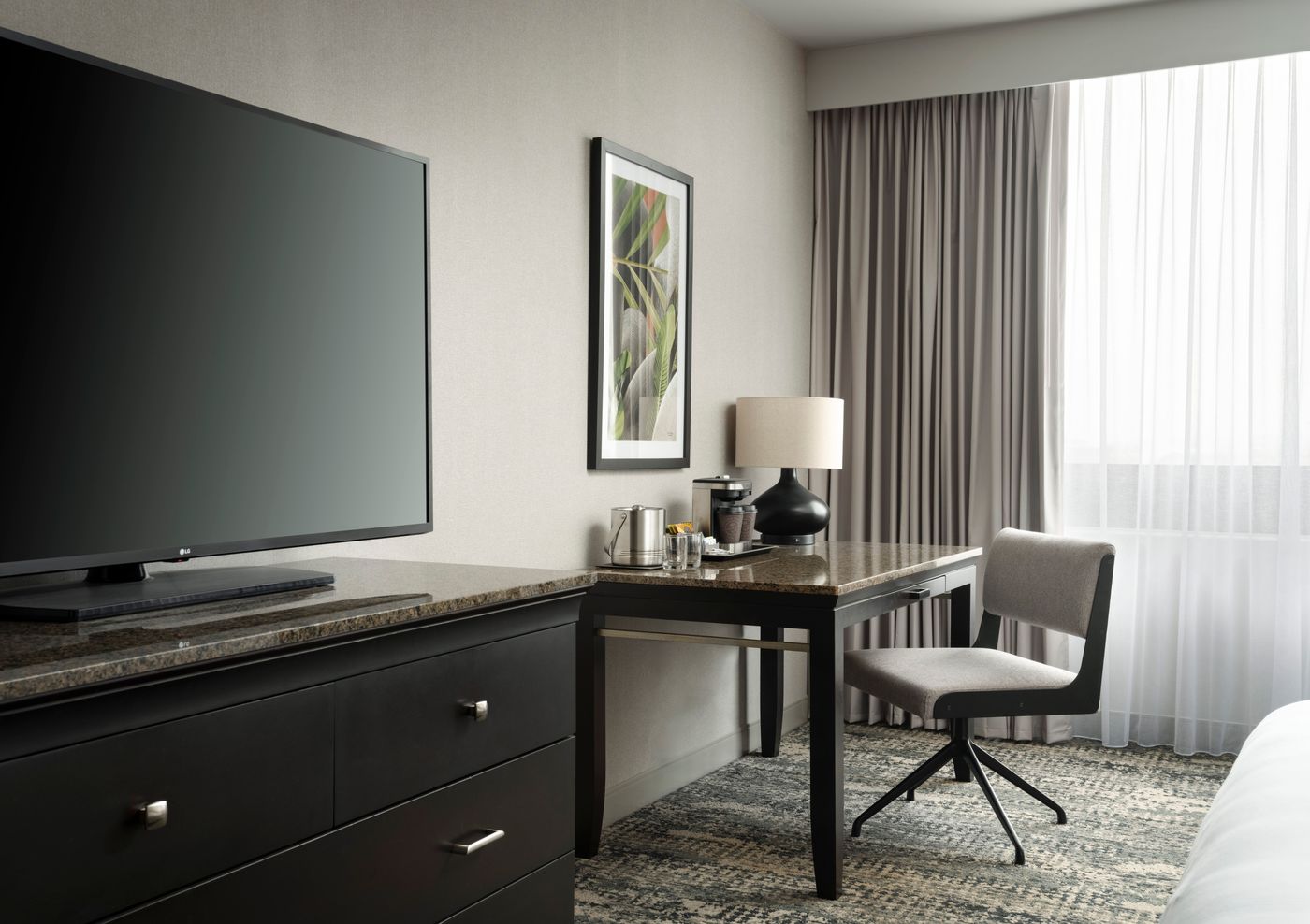 Hotel-Fera-Anaheim--a-DoubleTree-by-Hilto-Room-25