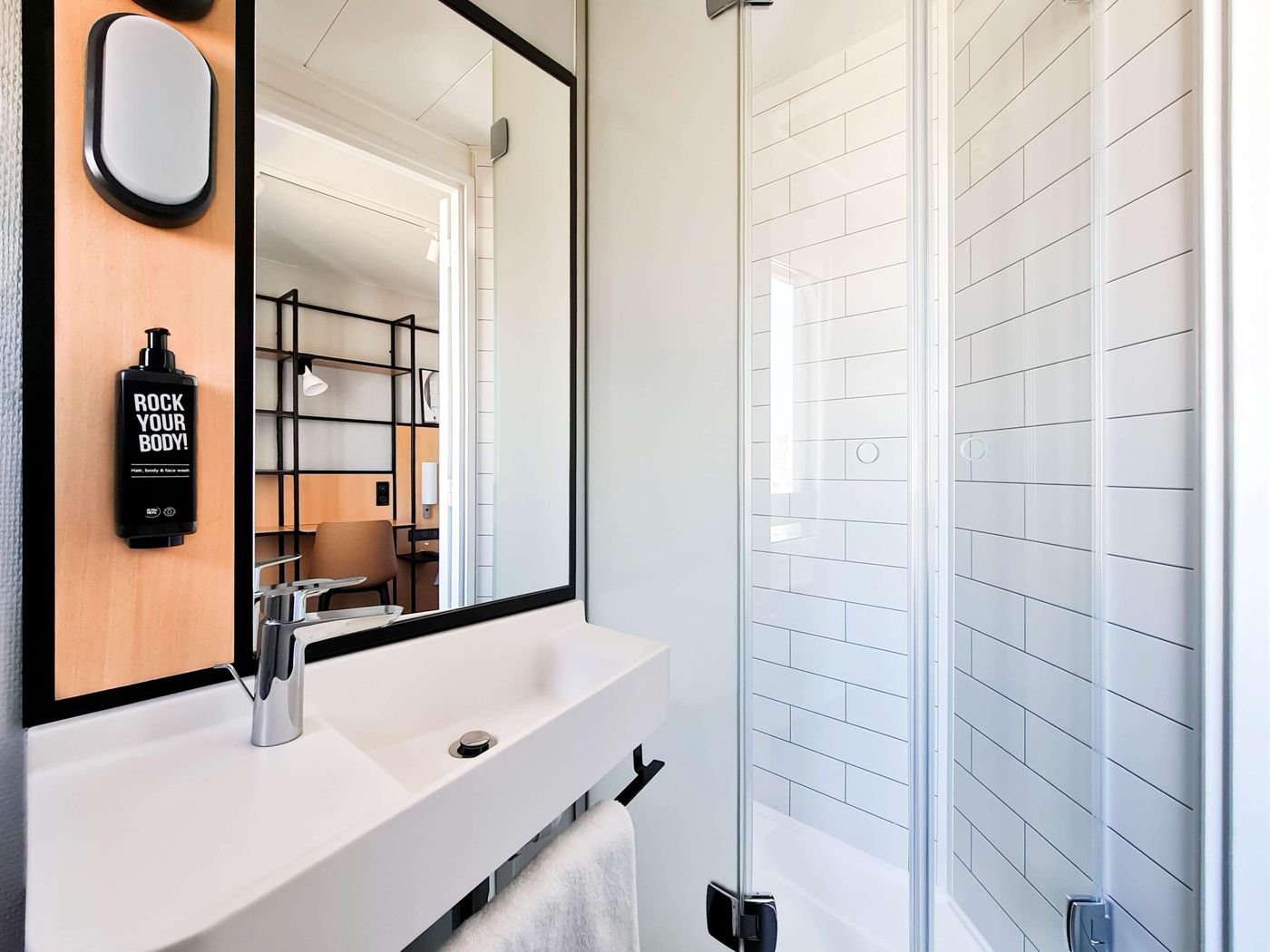 Ibis-Paris-Tour-Eiffel-Room-49