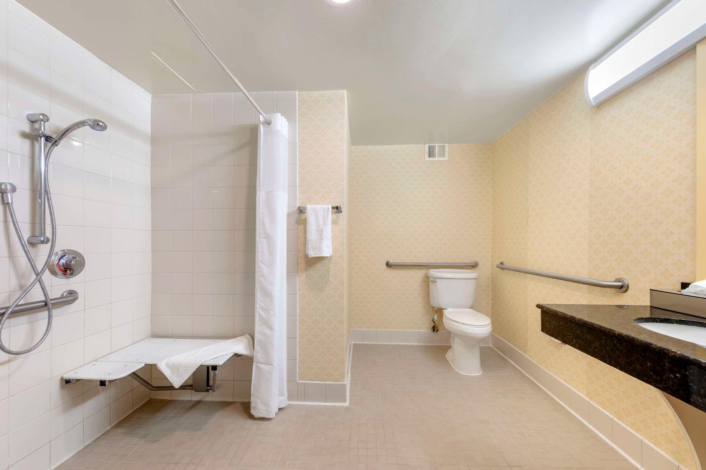 Clarion-Hotel-Anaheim-Resort-Room-48