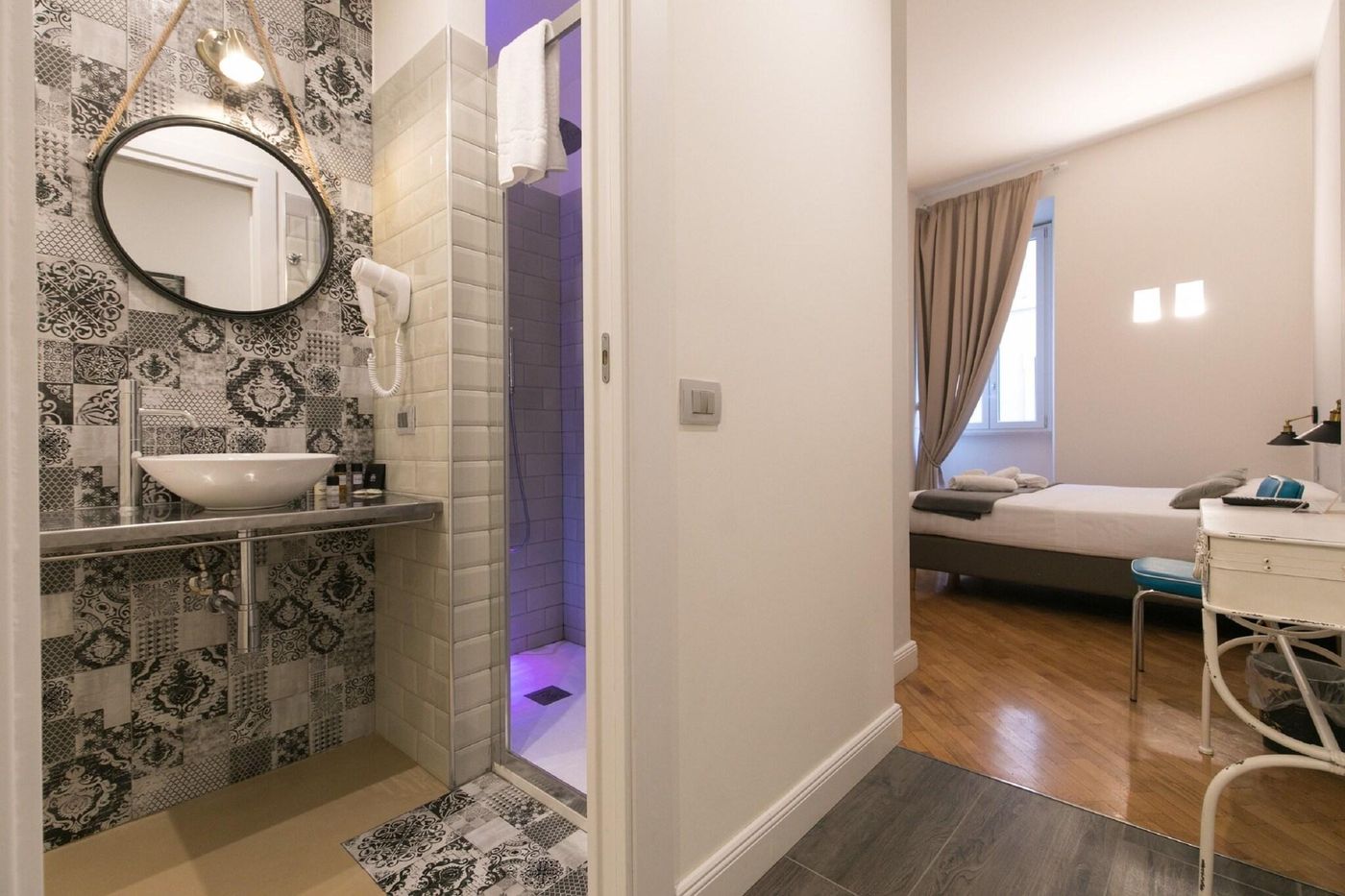 Trevi-Contemporary-Suite-Room-21