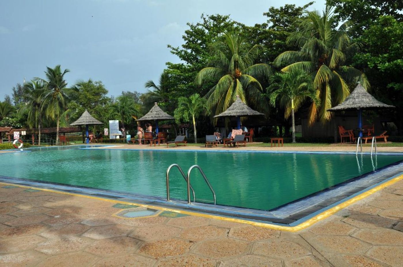 Vivanta-Colombo-Airport-Garden-Pool-2