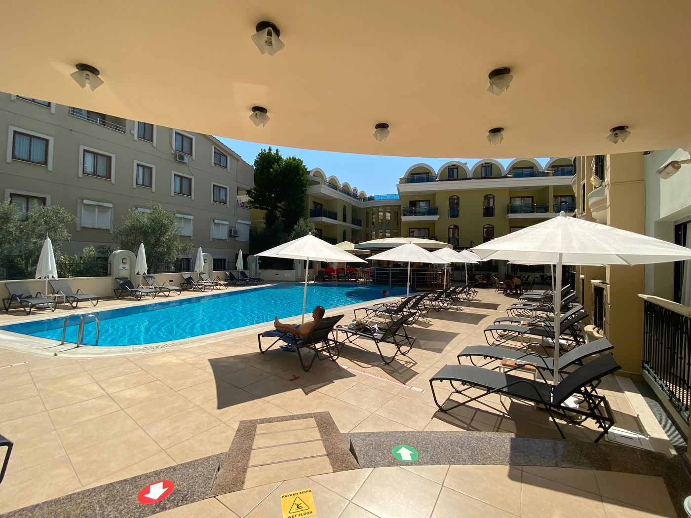 Club-Karakas-Pool-8