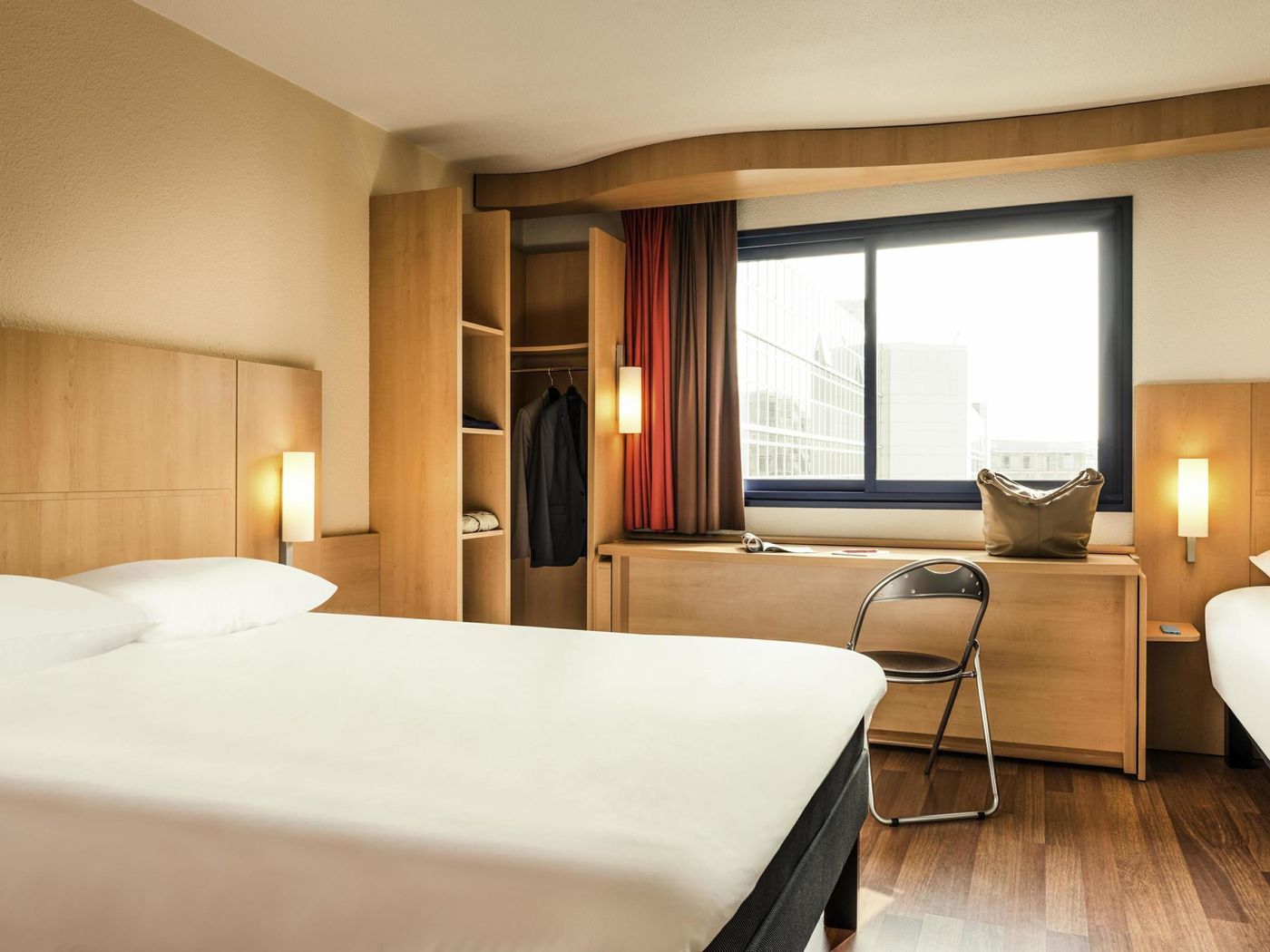 Ibis-Paris-Tour-Eiffel-Room-34