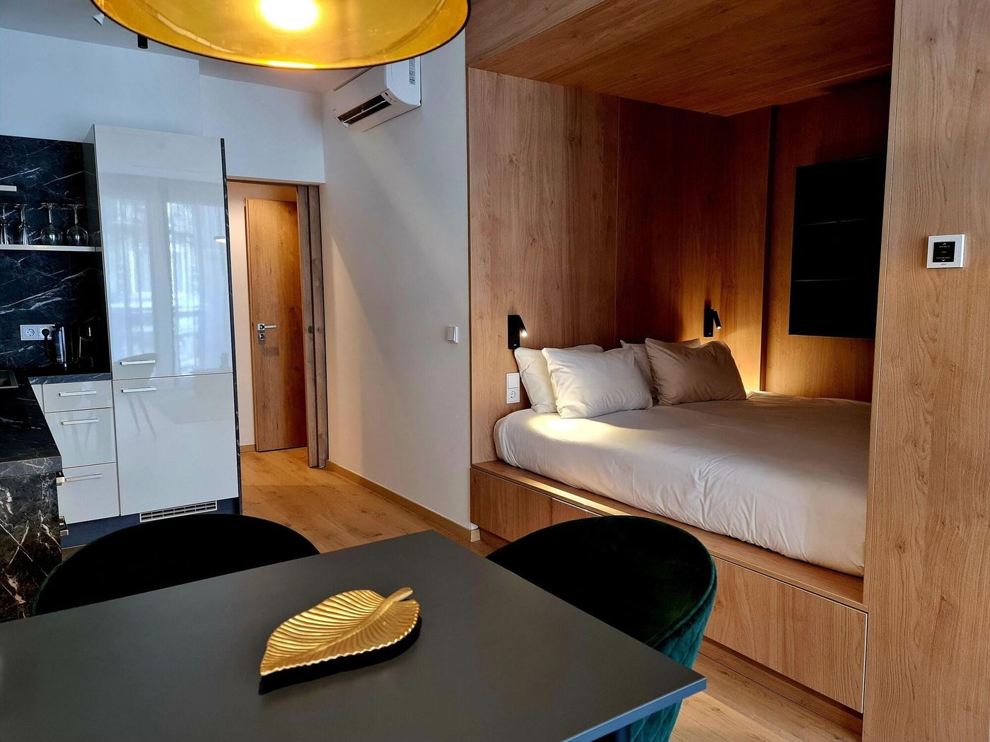 Hotel-Emerald---Suites-Room-37