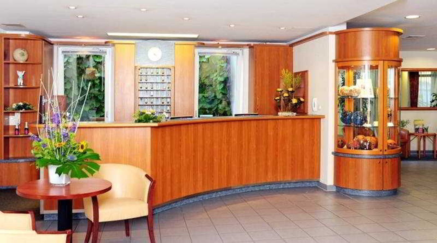 Lindemann-Hotel-Fjord-Lobby-9