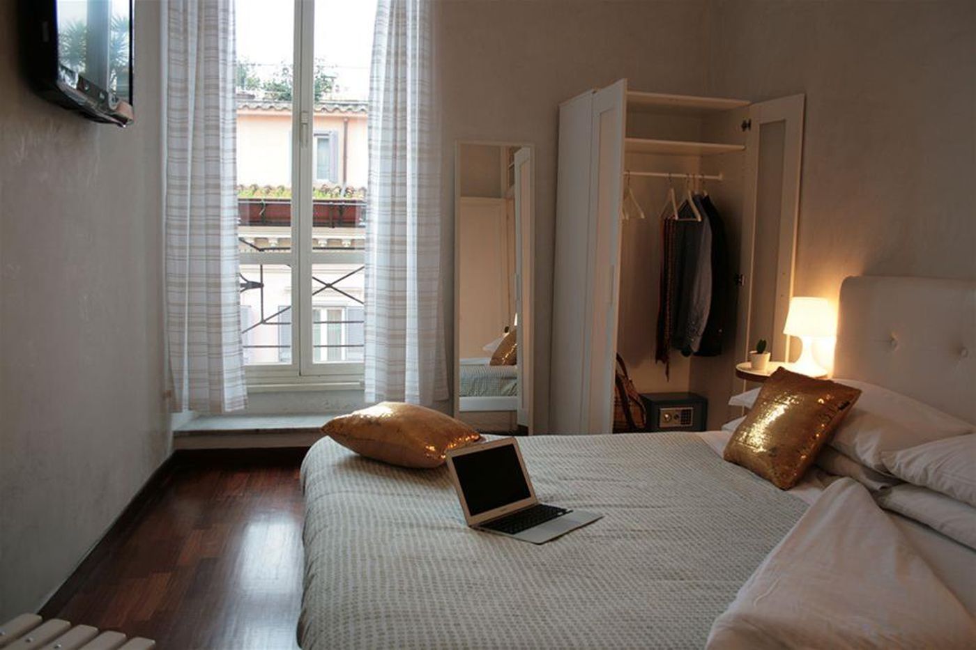 Golden-Rooms-General-view-3