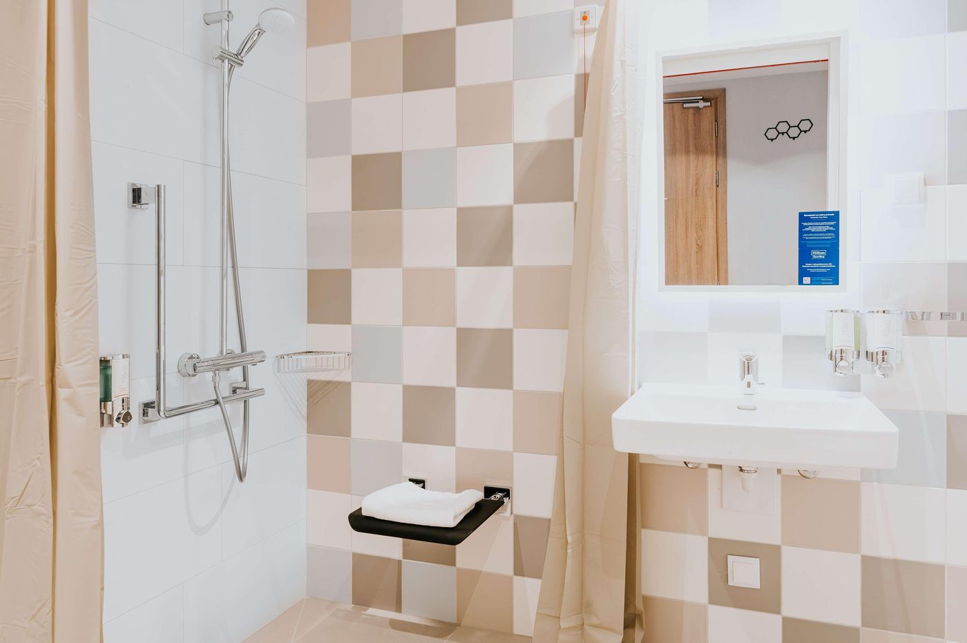 Hampton-By-Hilton-Warsaw-Reduta-Room-42