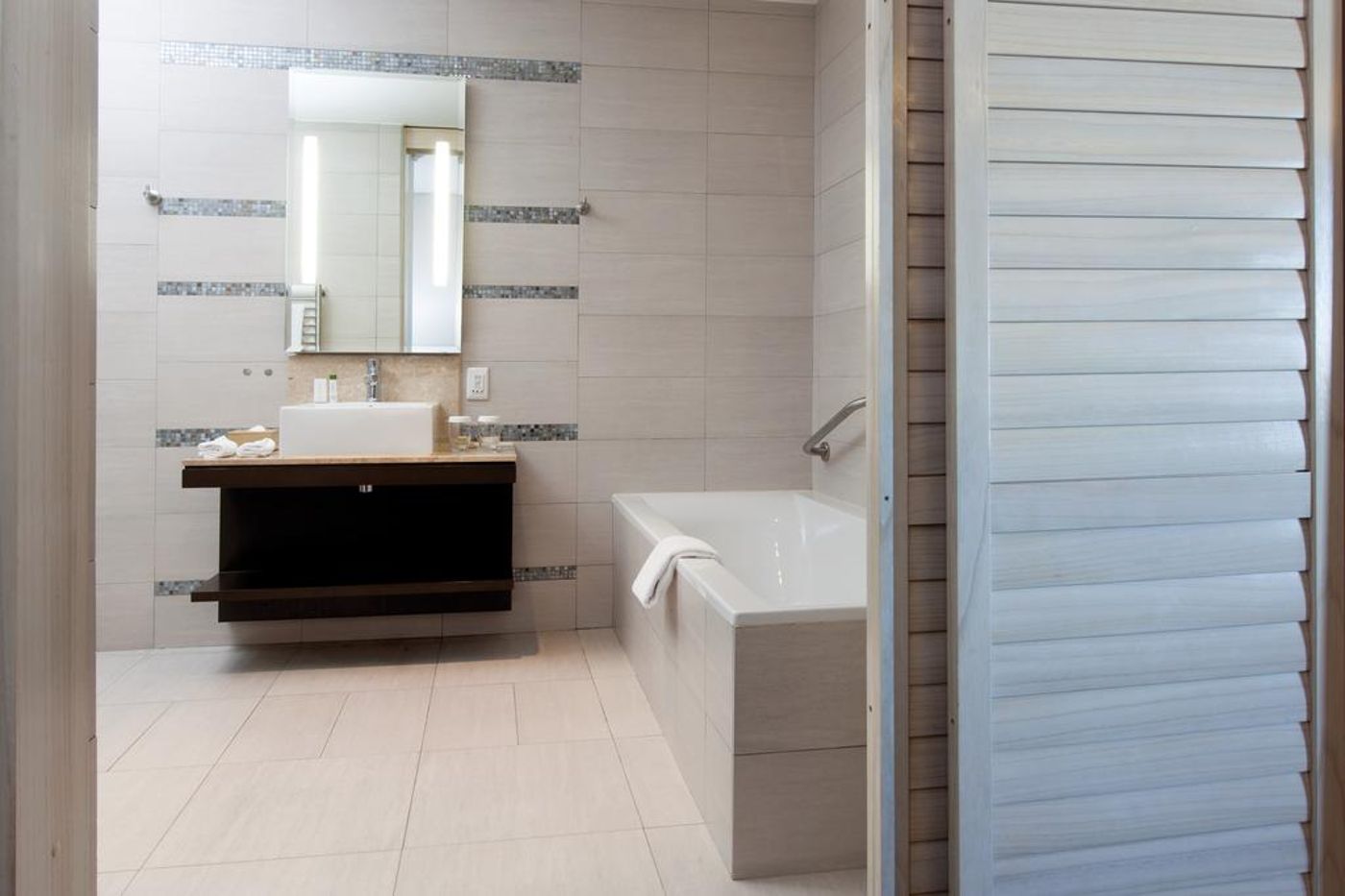 Doubletree-by-Hilton-Cape-Town-Room-49