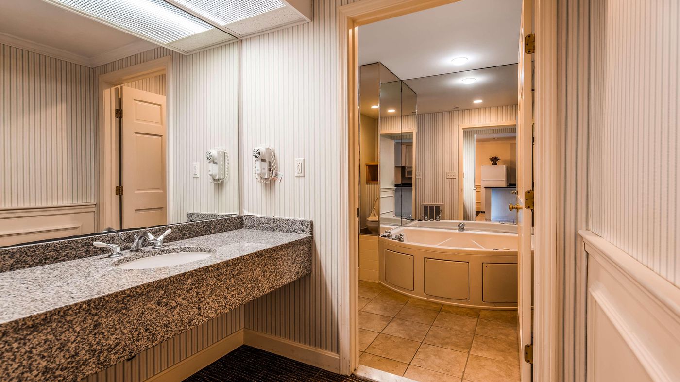 Best-Western-Adams-Inn-Quincy-Boston-Room-36