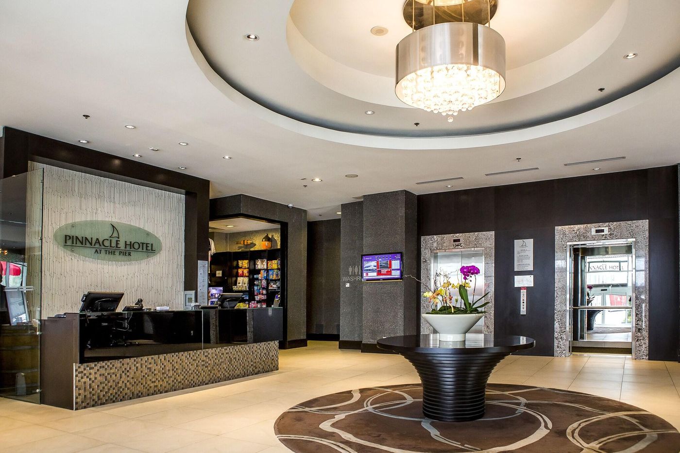 Pinnacle-Hotel-at-the-Pier-Lobby-6