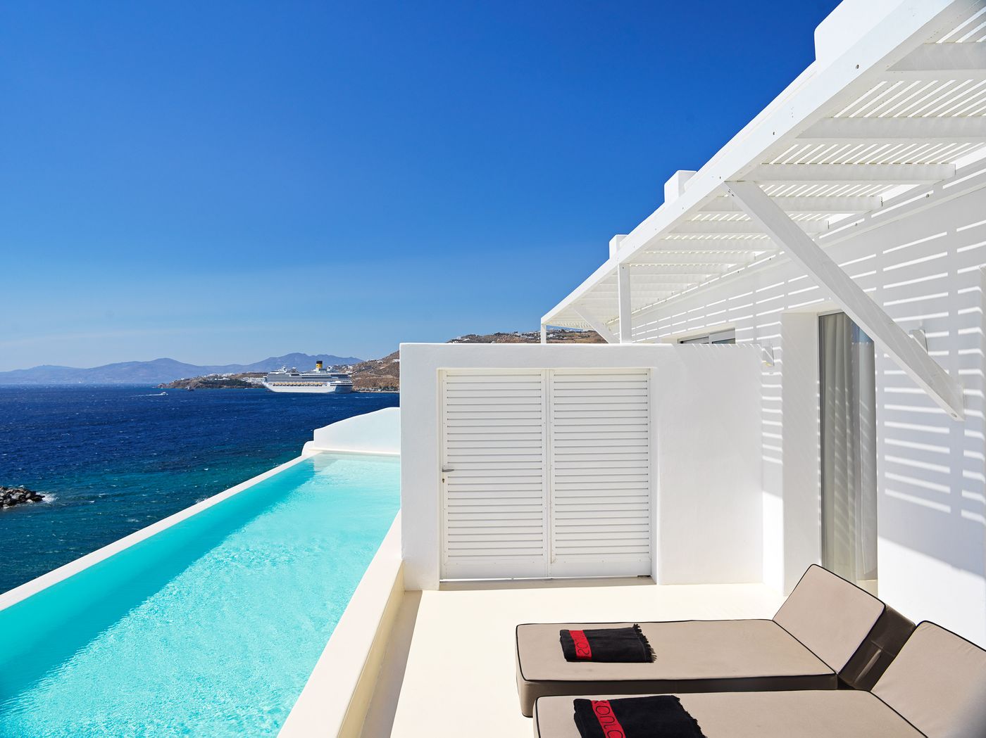 Kouros-Hotel---Suites-Room-2