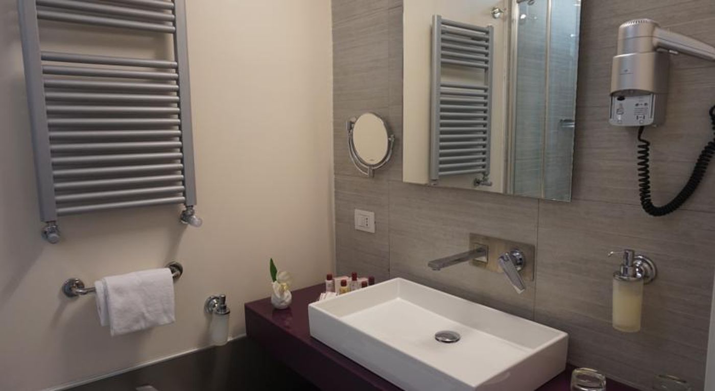 Trevi-Palace-Luxury-Inn-Room-31