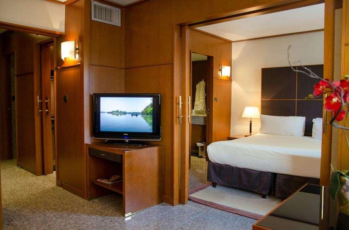 Goldstars-Resort---Suites-Room-16