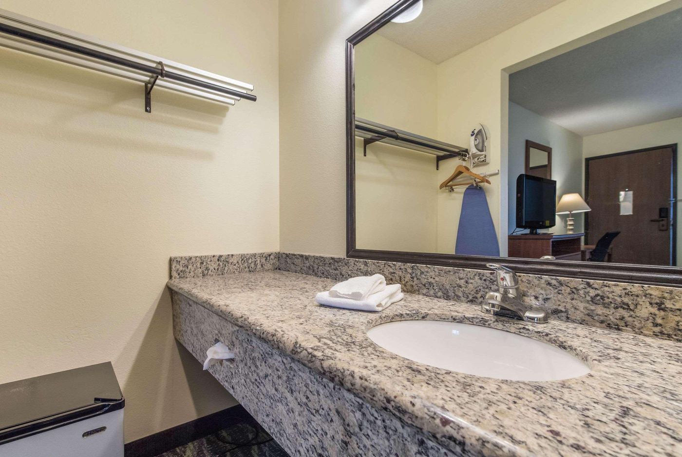 Quality Inn Bellevue-United States-BELLEVUE-Room-10