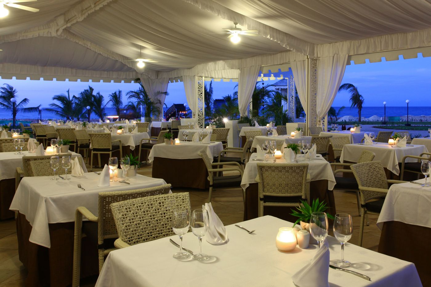 Luxury-Bahia-Principe-Runaway-Bay-All-Inclusive-Adults-Only-Bar-16