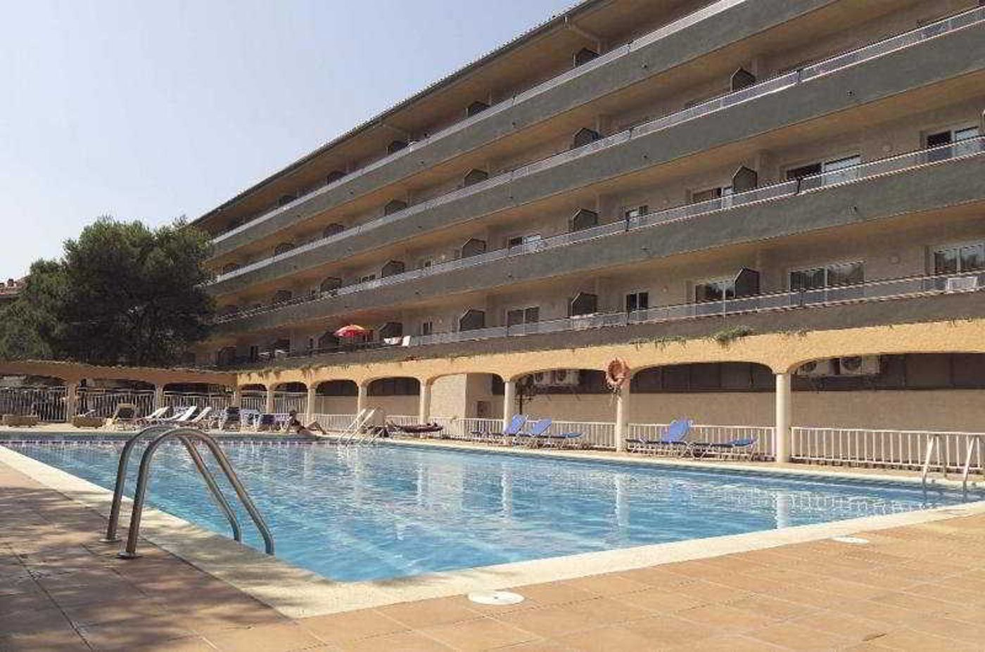 Salles-Beach-Apartments-Pool-5