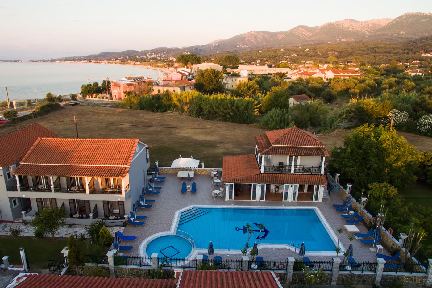 Makis-Studios---Apartments-Pool-1