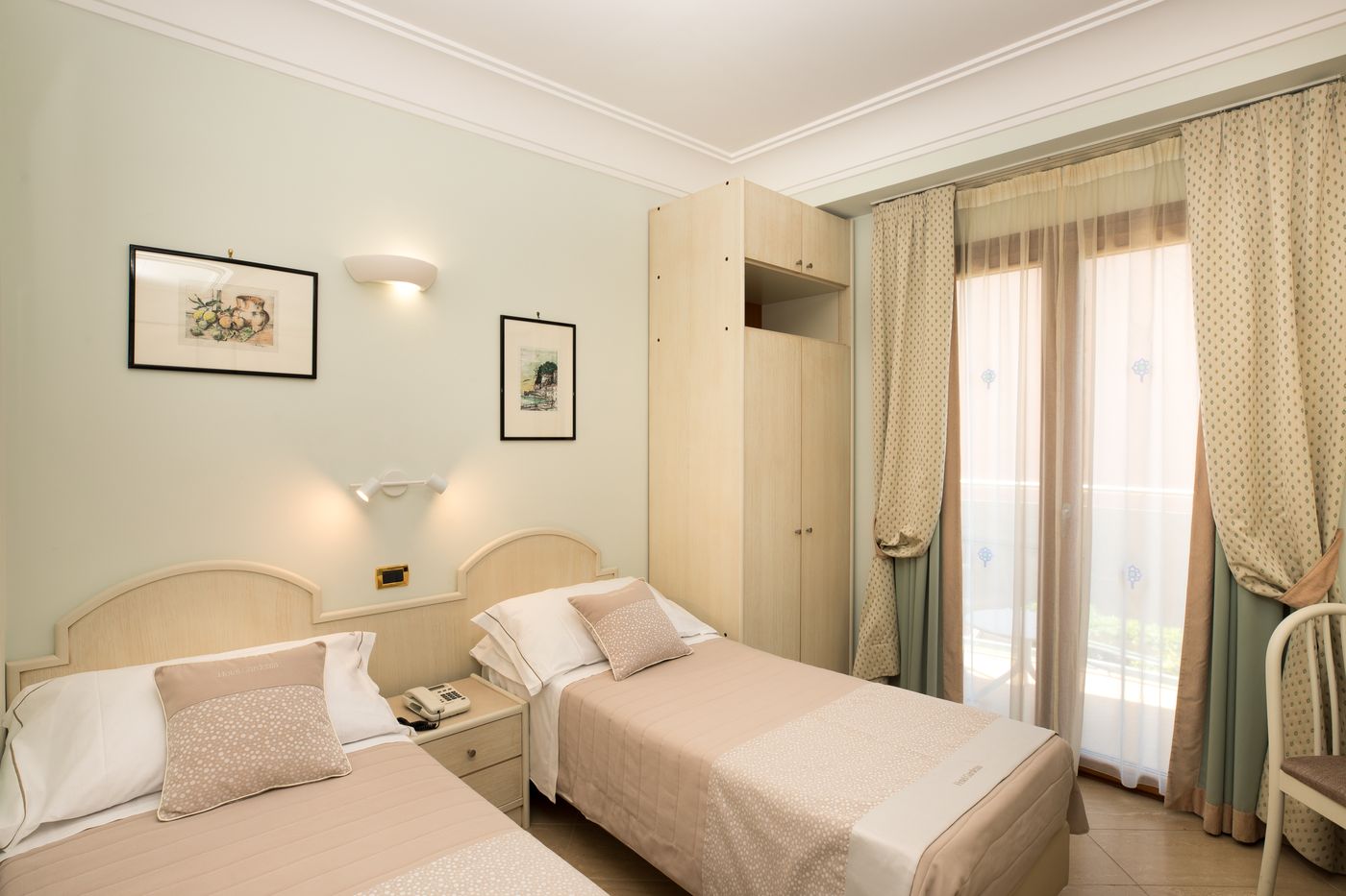 Comfort-Hotel-Gardenia-Sorrento-Coast-Room-25