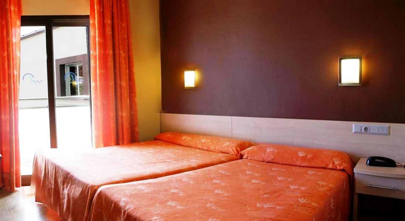 Tossa-Beach---Center-Room-26