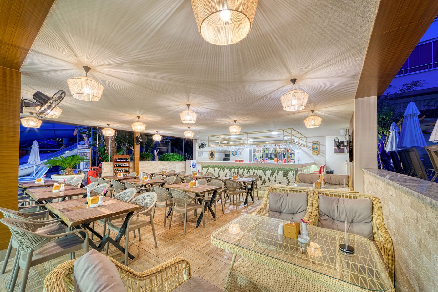 Big-Blue-Suite-Hotel-Bar-17