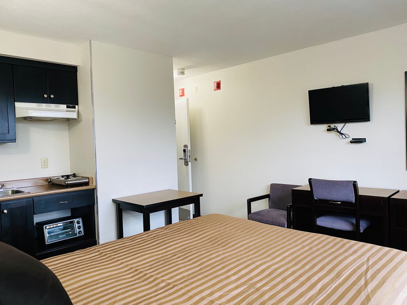 Happy-Day-Inn-Room-9