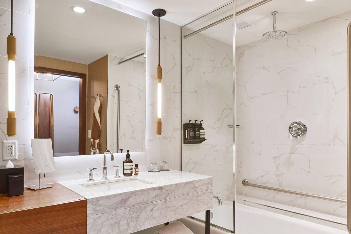 the-DOUGLAS--Autograph-Collection-Room-47