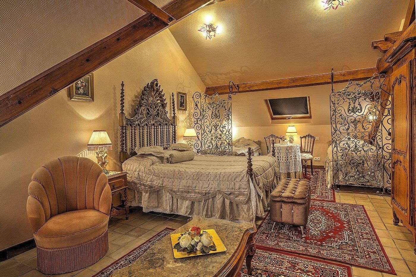 Chateau-de-Mei-Lese-Room-63