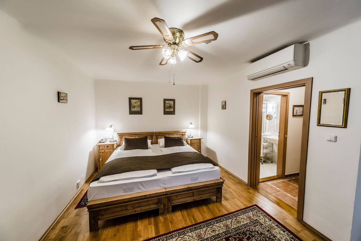 Archibald-at-the-Charles-Bridge-Room-24