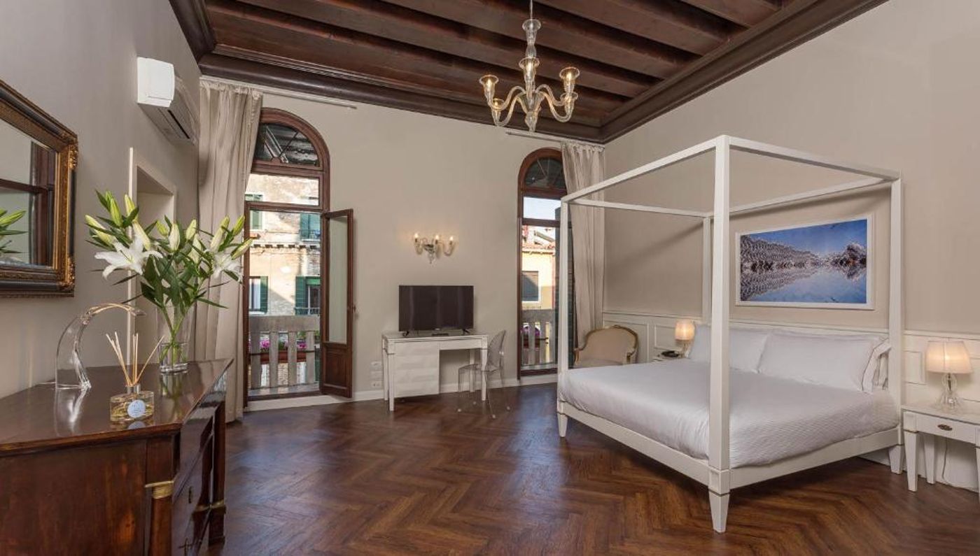 Sonder-Salute-Palace-Room-8