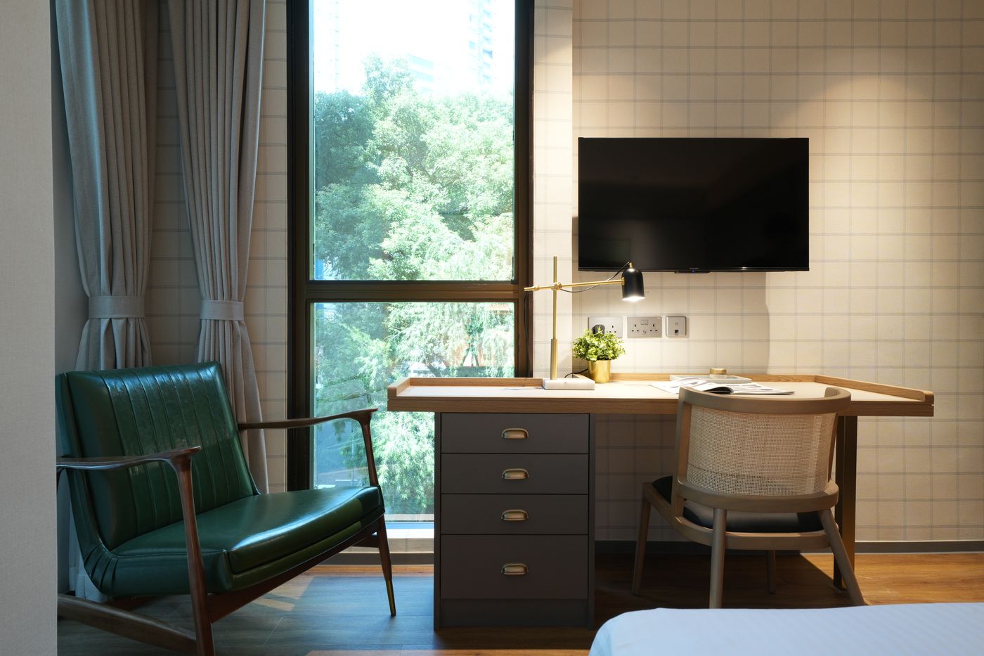 Dash-Living-on-Hollywood-Room-21