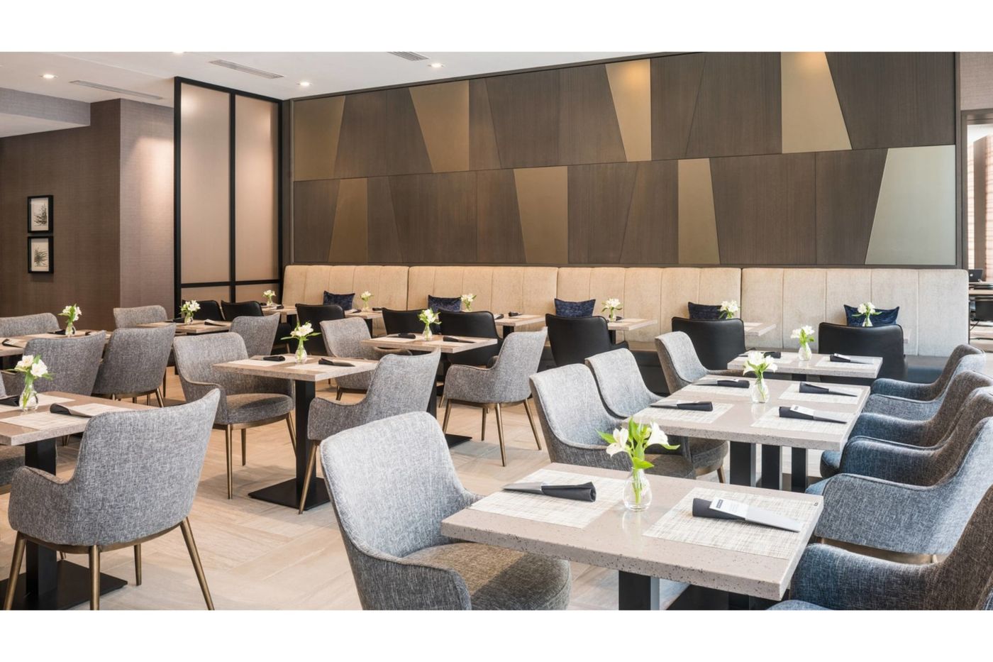 Ac-Hotel-By-Marriott-Boston-Cleveland-Circle-Restaurant-13