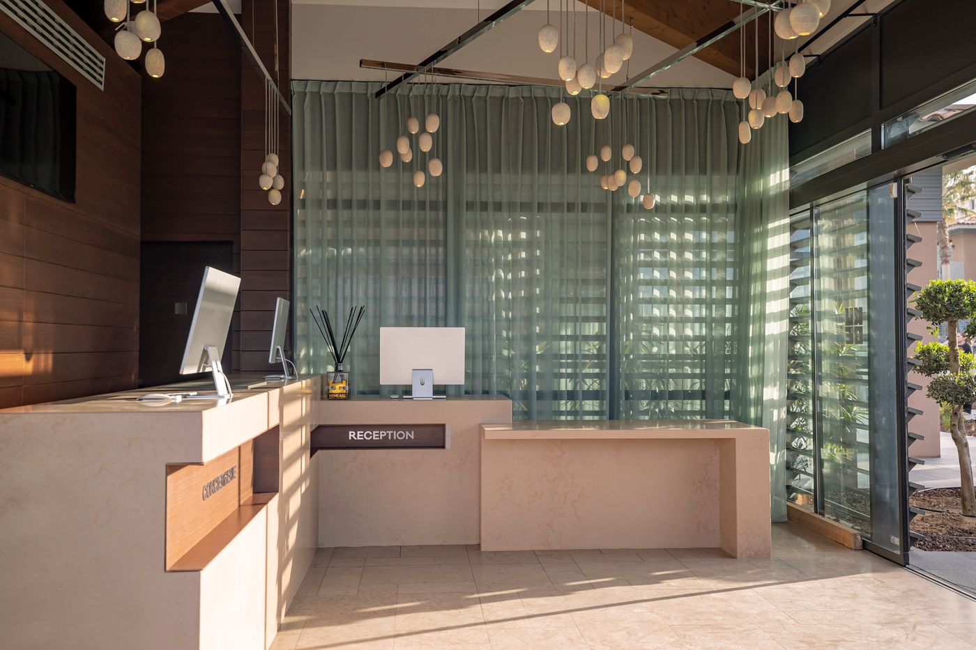 Kube-Hotel-St-Tropez-Lobby-87