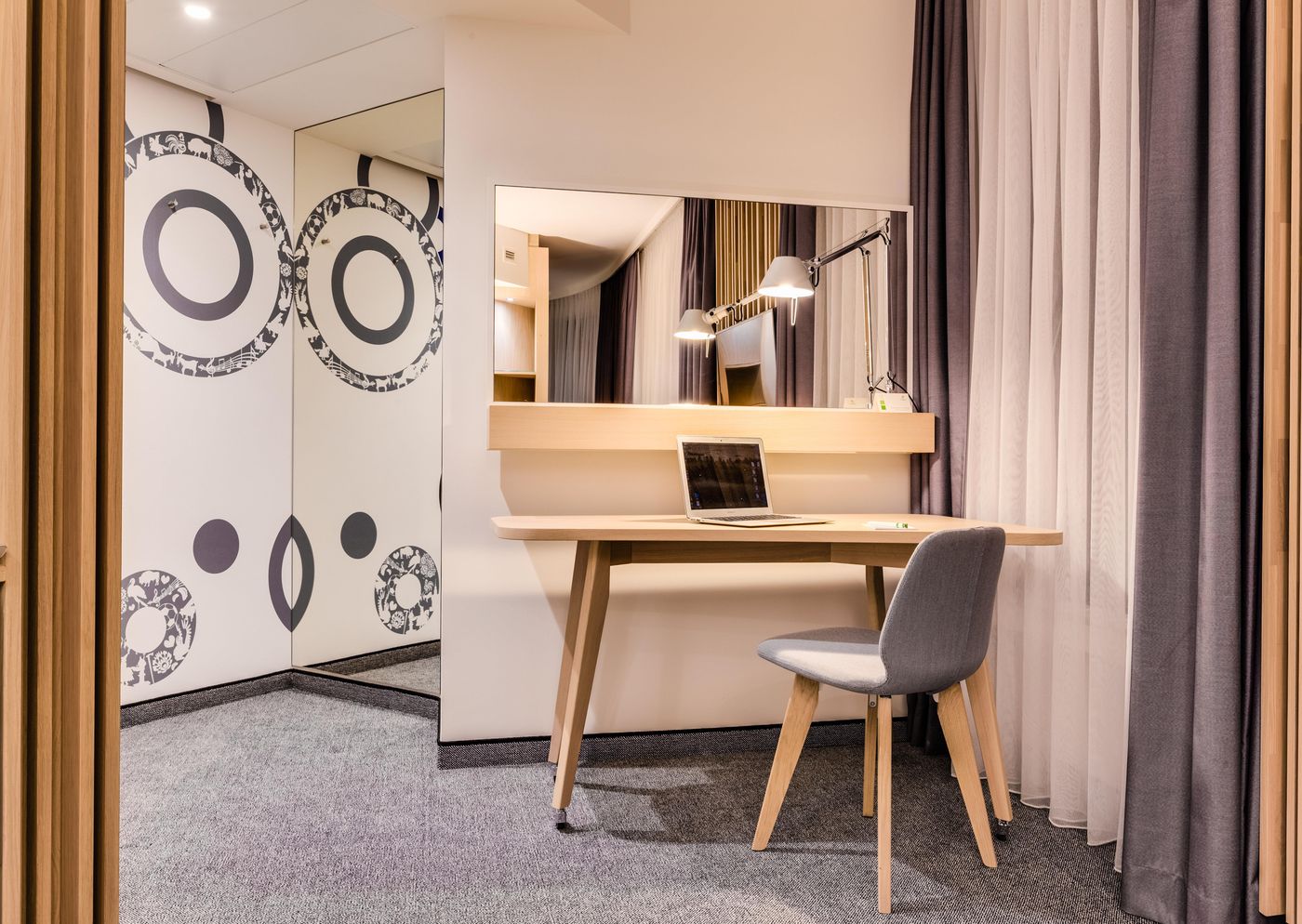 Holiday-Inn-Warsaw-City-Centre-Room-12