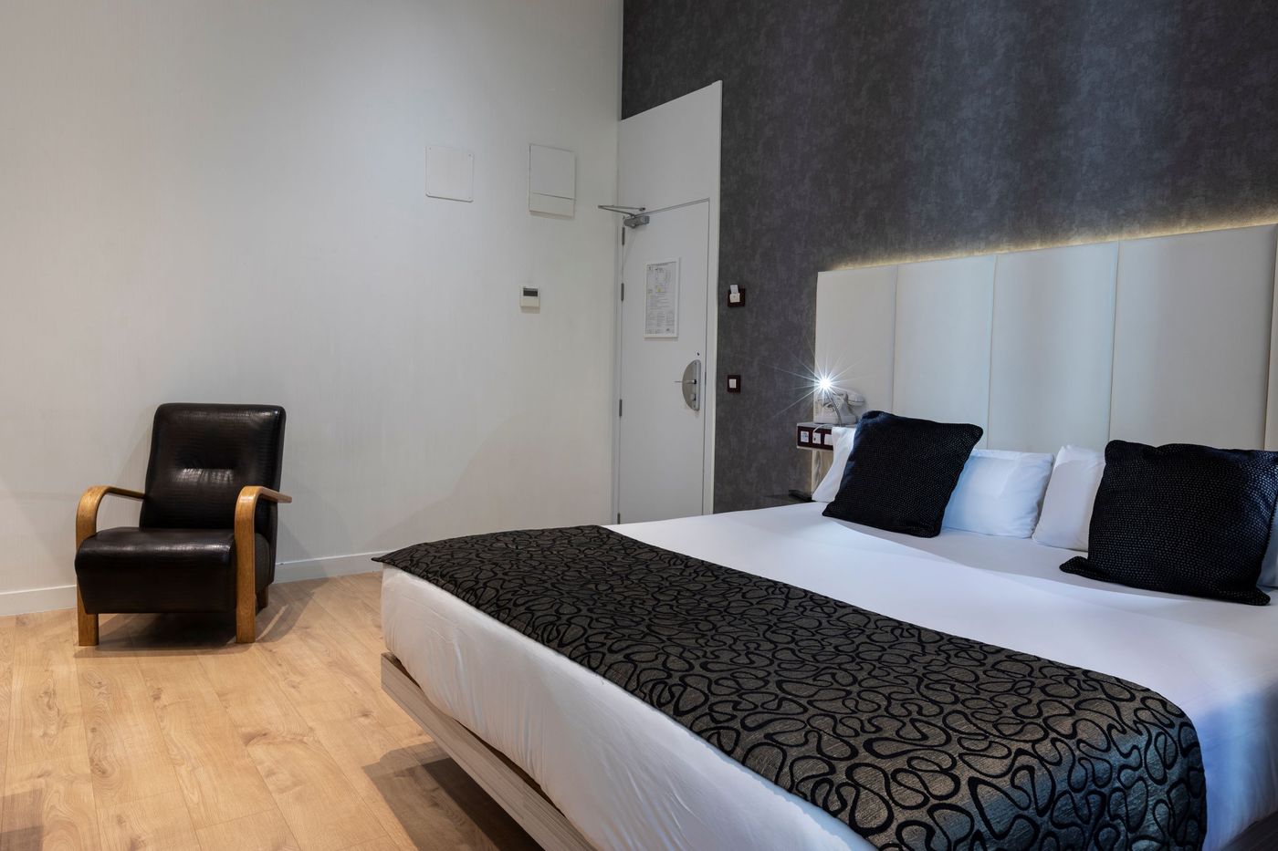 Petit-Palace-Santa-Barbara-Room-18