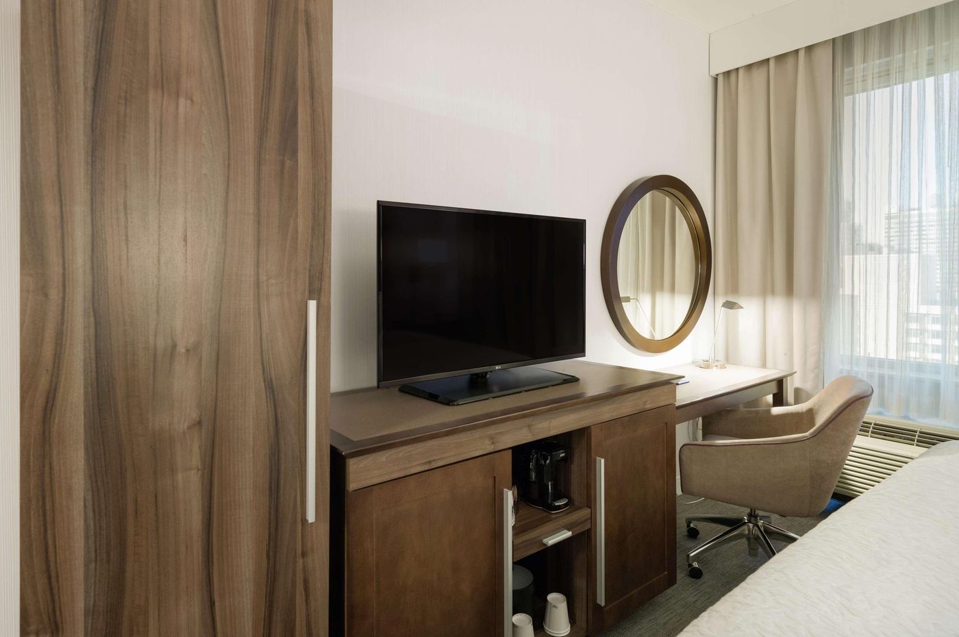 Hampton-Inn-Manhattan-Times-Square-South-Room-14