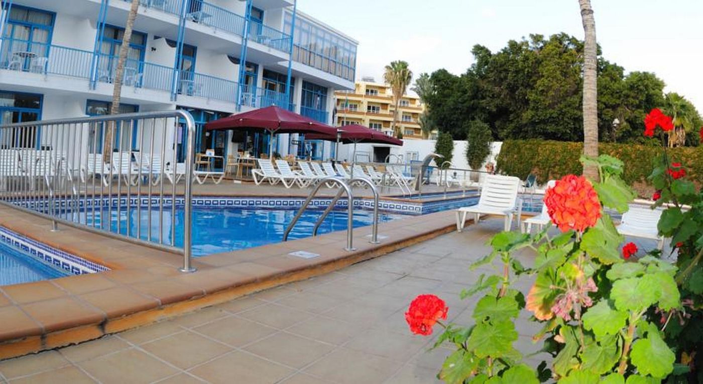 Costa-Volcan-and-Spa-Pool-3