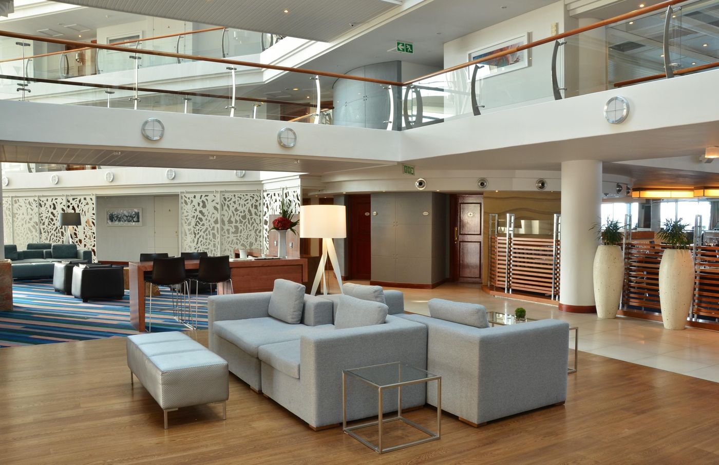 Radisson-Blu-Hotel-Waterfront-Lobby-4