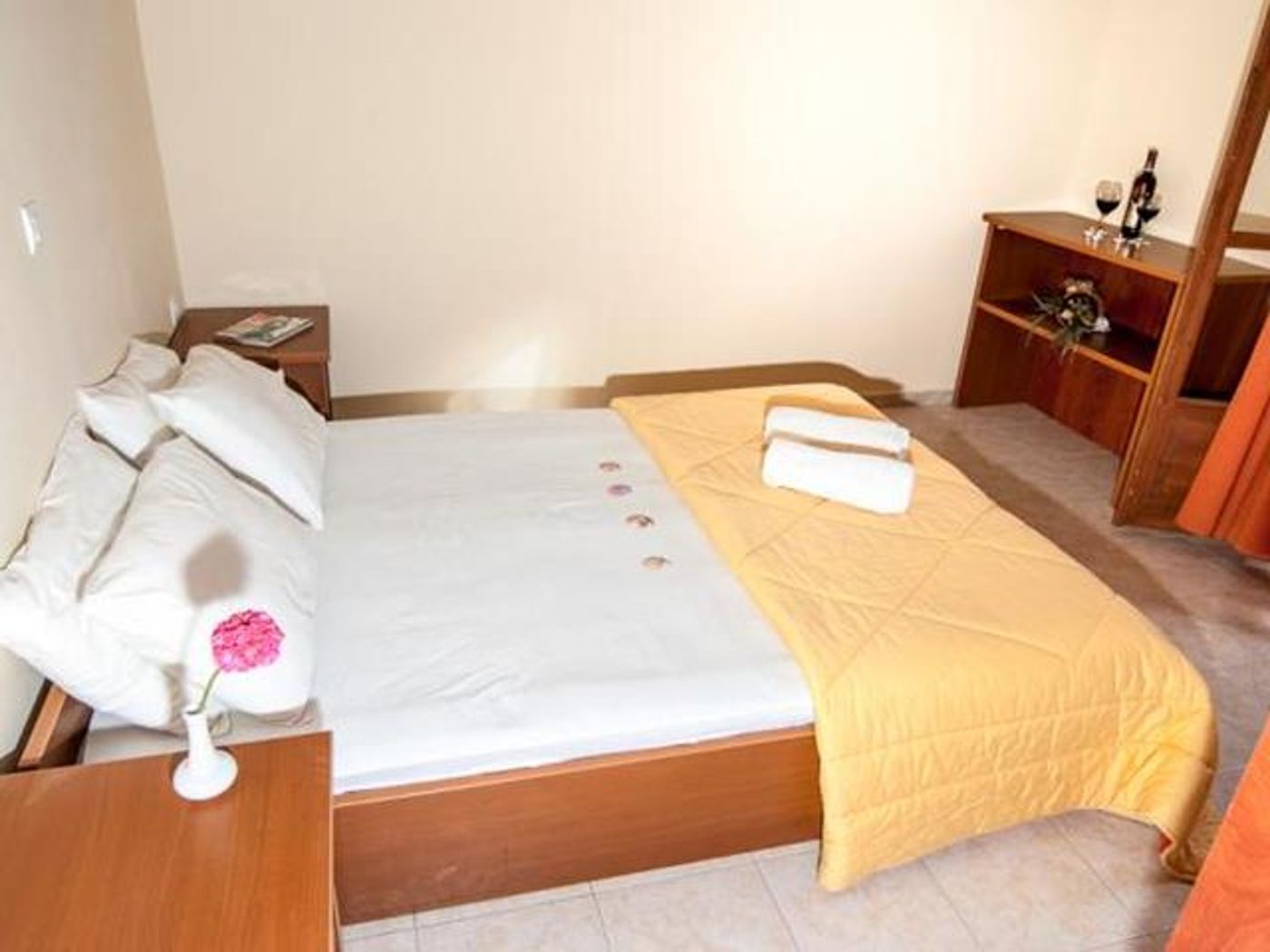 Abelia Studios and Apartments