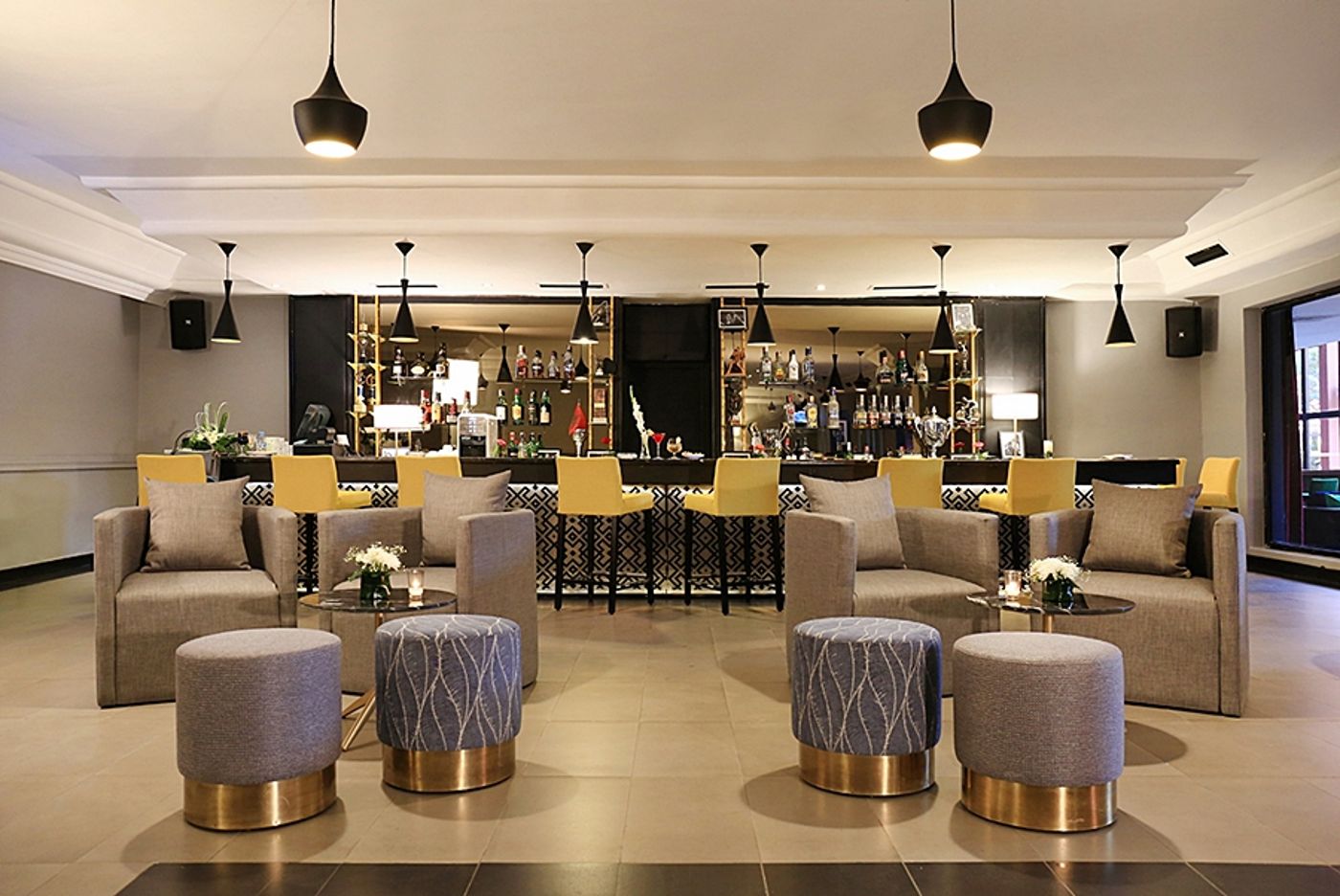 Kenzi-Rose-Garden-Bar-39