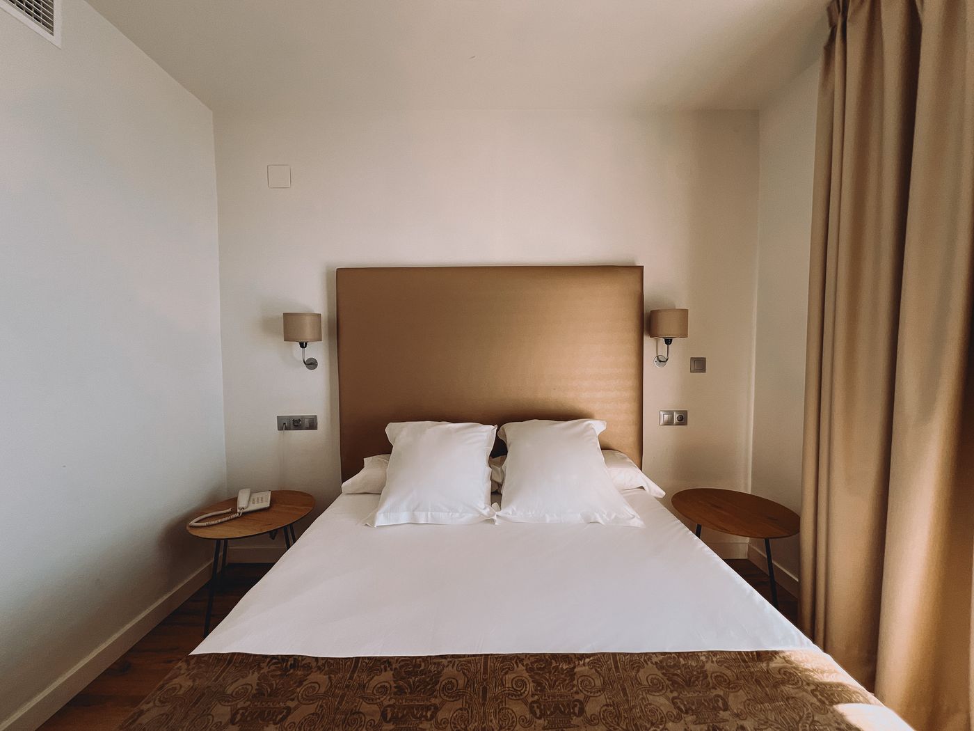 Fay-Victoria-Beach-Room-17