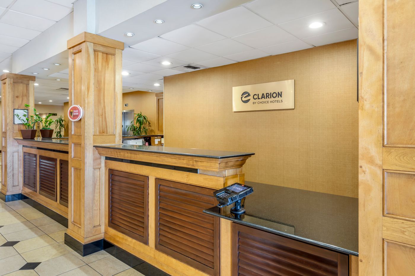 Clarion-Hotel-Anaheim-Resort-Lobby-7