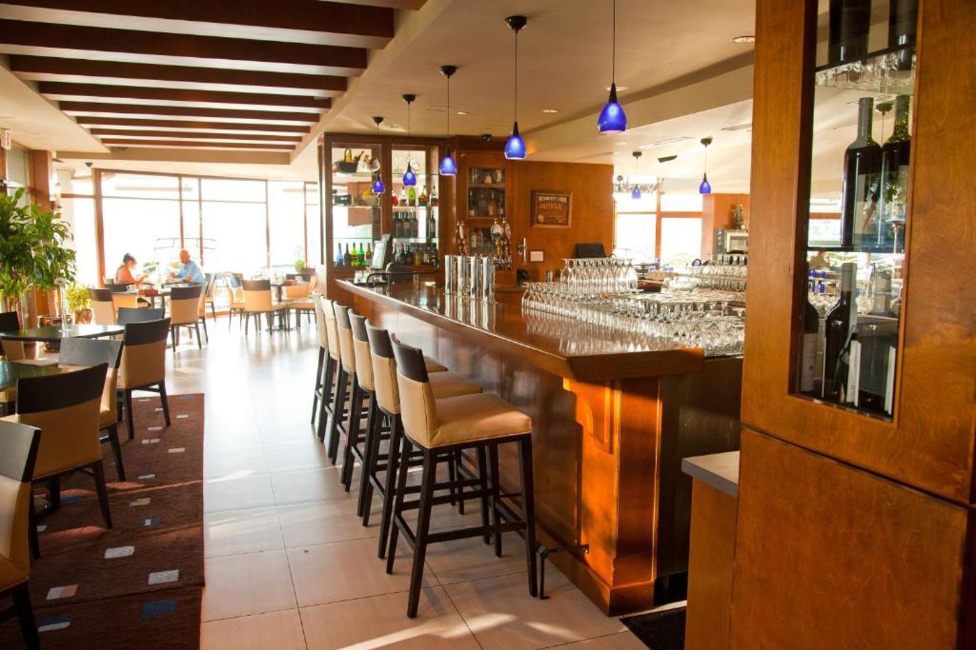 Granville-Island-Hotel-Bar-9